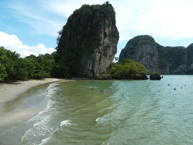 Die Ferienzeit der Thais belebt unseren Strand.